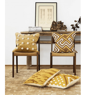 Cuscino decorativo con struttura geometrica, realizzato a mano. È un cuscino  fatto a mano, mescolando ciuffi nei toni dell'arancione e uno sfondo  antracite. — Cuscini da giardino